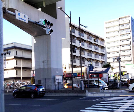 すぐに黒川の信号交差点があります。そのまま横断歩道を渡ってください。