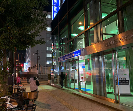大阪商工信用金庫の前を右折します。